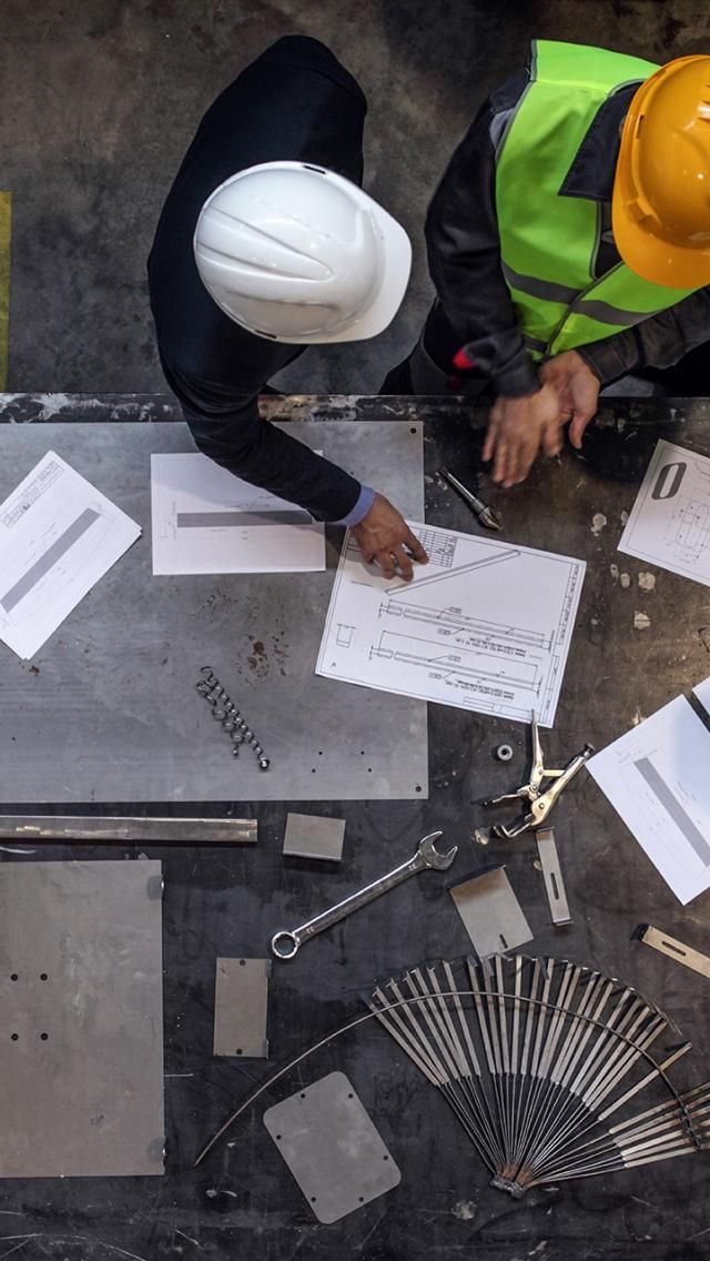 Tikinti layihəsi üzərində çalışan BLOCK Construction mütəxəssisləri